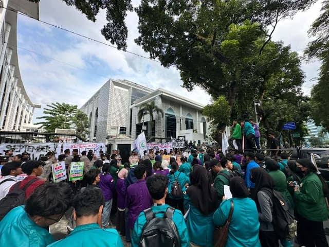 september_hitam_ratusan_mahasiswa_bem_si_gelar_aksi_di_dprd_sumut