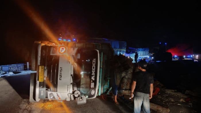 truk_kayu_terbalik_di_panatapan_jalinsum_pematangsiantarparapat_macet_total