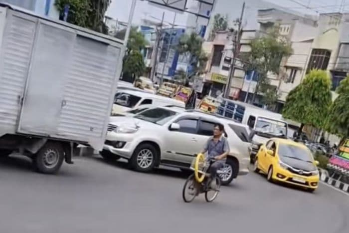 dishub_binjai_tindak_mobil_parkir_di_atas_jembatan_jalan_sudirman