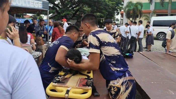 gempa_magnitudo_74_guncang_filipina_satu_tewas_akibat_tertimpa_tembok_
