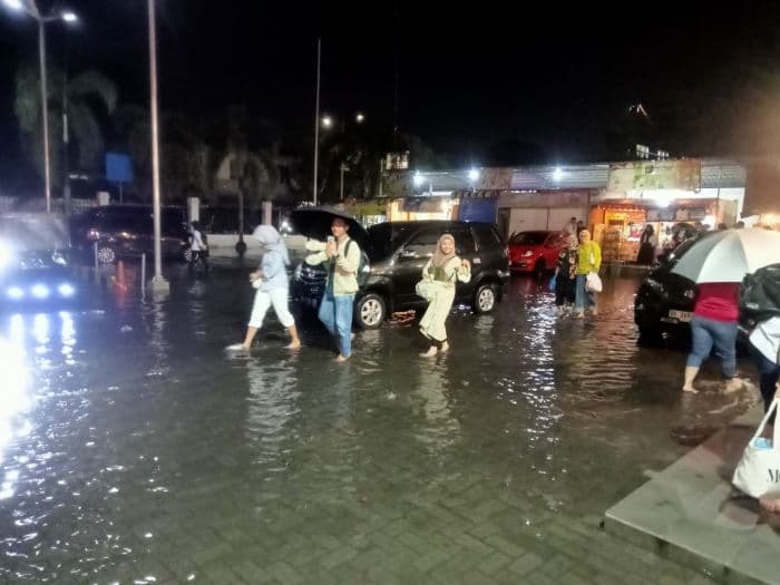 halaman_depan_stasiun_kai_binjai_tergenang_banjir