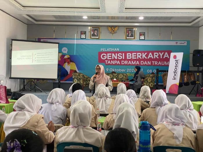 indosat_ooredoo_hutchison_dan_fjpi_sumut_bentuk_generasi_terkoneksi_lewat_literasi_digital_di_sma_negeri_6_binjai