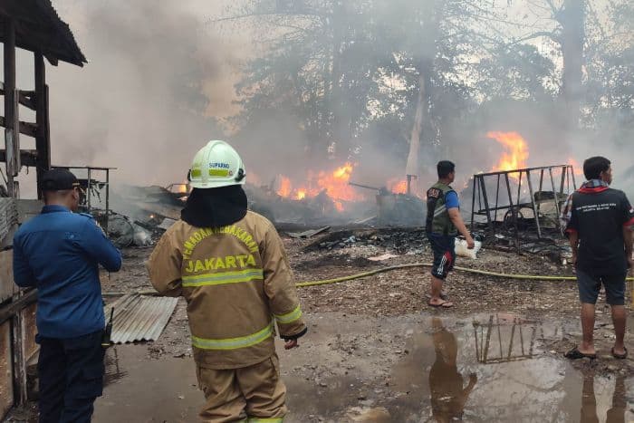 kebakaran_besar_di_pancoran_puluhan_bangunan_semi_permanen_hangus_dilalap_api