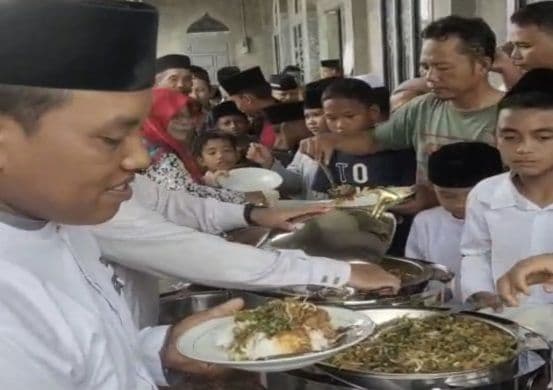 ksij_bagikan_ratusan_porsi_makanan_usai_salat_jumat_di_binjai