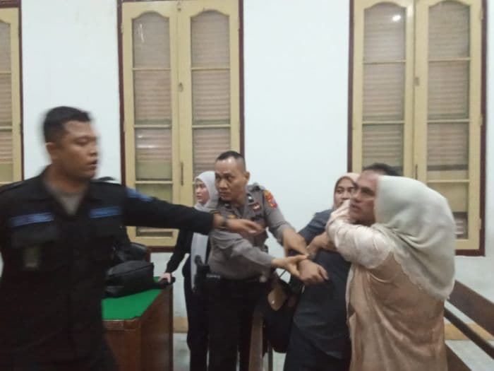 sidang_korupsi_eks_kadis_pmd_padangsidimpuan_ricuh_ismail_fahmi_emosi_usai_divonis_5_tahun_penjara