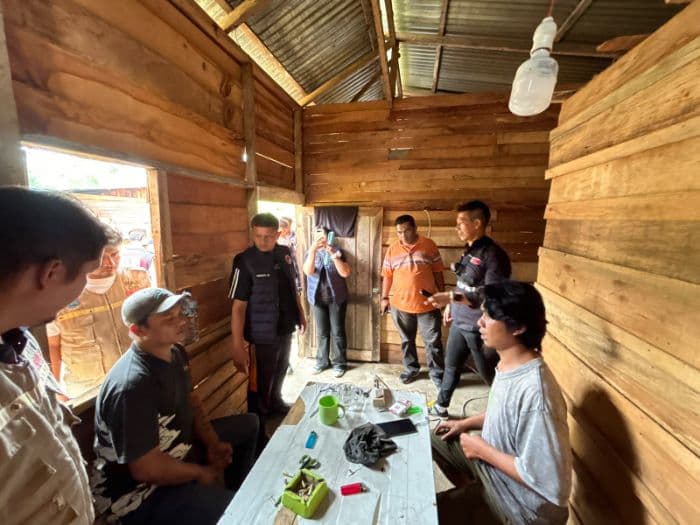 dua_pria_positif_narkoba_usai_penggerebekan_gubuk_di_silaen