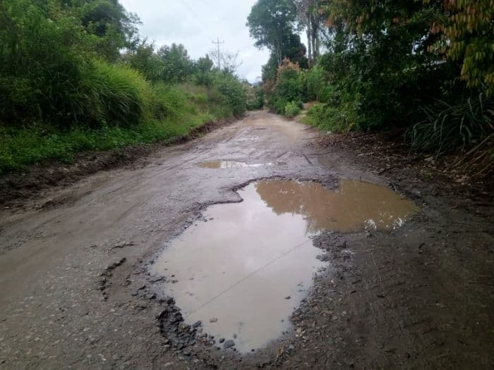 jalan_menuju_sma_negeri_1_uluan_rusak_berat_warga_khawatir_keselamatan_siswa