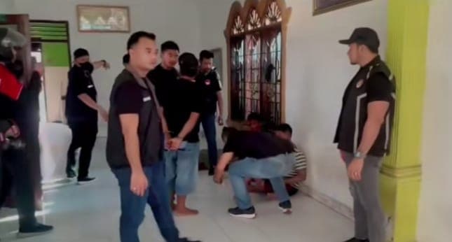polisi_dan_bnn_deli_serdang_gerebek_lokasi_di_tanjung_morawa_enam_pria_diamankan