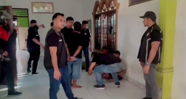 polisi_dan_bnn_deli_serdang_gerebek_lokasi_di_tanjung_morawa_enam_pria_diamankan
