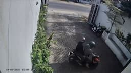pria_dan_wanita_terekam_cctv_saat_curi_scoopy_di_medan_johor