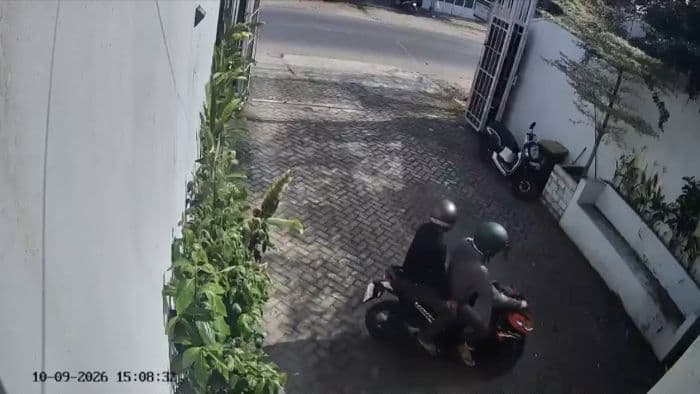 pria_dan_wanita_terekam_cctv_saat_curi_scoopy_di_medan_johor