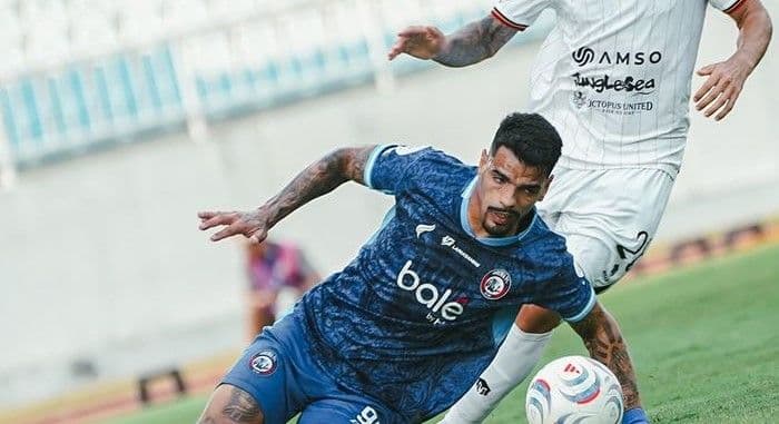 sempat_tertinggal_02_arema_fc_bangkit_dan_paksa_bhayangkara_fc_imbang