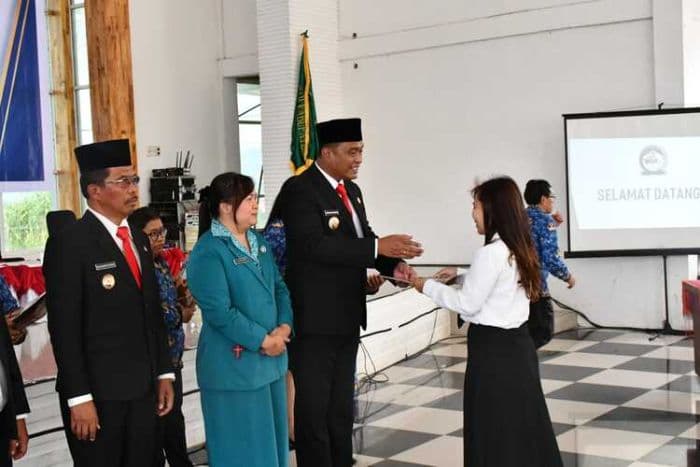 bupati_toba_serahkan_sk_tahap_dua_untuk_85_pppk