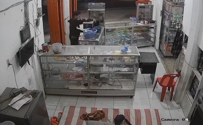cctv_rekam_pencurian_kotak_infaq_di_asahan_pelaku_kabur_ke_jalan_utama