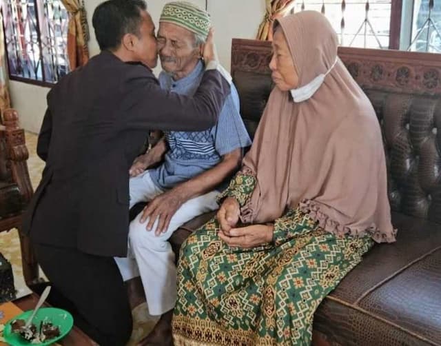kapolsek_pantai_labu_ungkap_makna_pahlawan_lewat_sungkem_kepada_ayah_di_hari_pahlawan