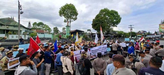 aksi_unras_dairi_dengan_lakban_dan_janur_kuning_kapolres_akan_dipertimbangkan