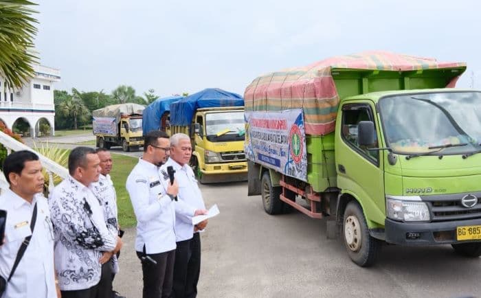bupati_labusel_berangkatkan_bantuan_logistik_pgri_untuk_korban_bencana