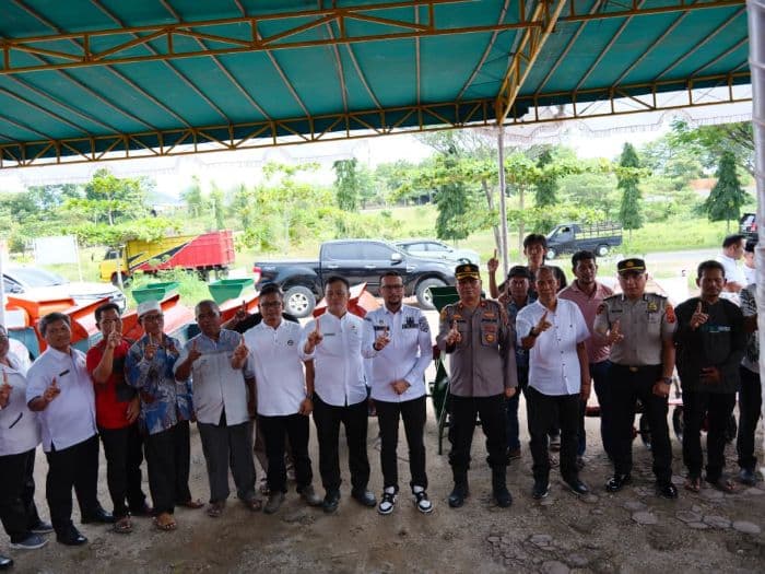 bupati_labusel_salurkan_bantuan_alsintan_ke_18_kelompok_tani_untuk_perkuat_ketahanan_pangan