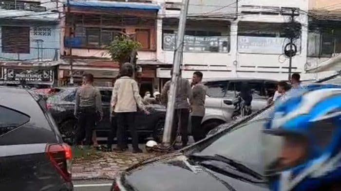 diduga_leasing_berhentikan_mobil_di_medan_polisi_turun_tangan