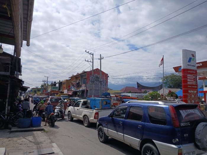 kelangkaan_bbm_di_samosir_antrean_panjang_spbu_dan_dugaan_penimbunan_menjelang_libur
