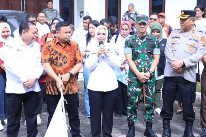 pemkab_labuhanbatu_kirim_12_truk_bantuan_untuk_korban_banjir_di_tapteng_tapsel_dan_taput