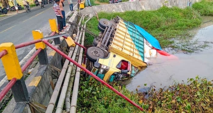 pengemudi_diduga_mengantuk_truk_colt_diesel_terjun_ke_sungai_di_batu_bara_