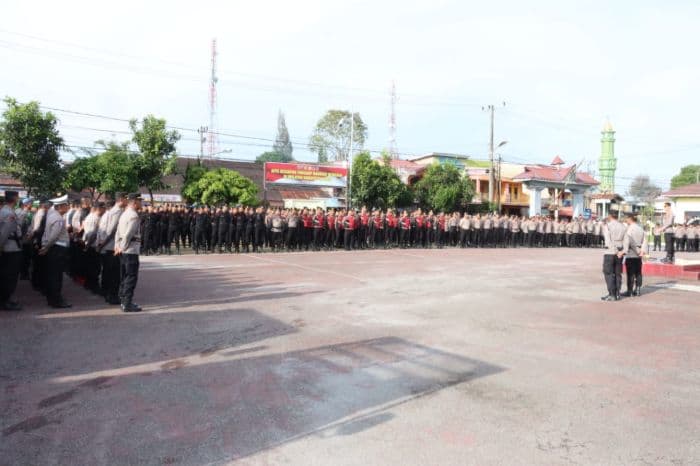 ratusan_personel_polda_sumut_kawal_aksi_unjuk_rasa_di_kabupaten_dairi
