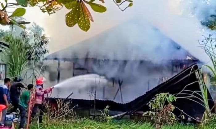 satu_rumah_di_desa_pahang_batu_bara_ludes_terbakar_polisi_akibat_puntung_rokok