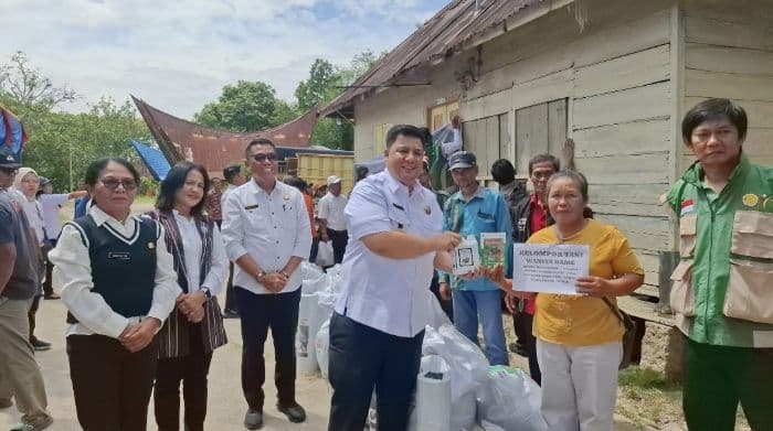 vandiko_gultom_serahkan_bantuan_saprodi_sumut_berkah_untuk_16_kelompok_tani_di_samosir
