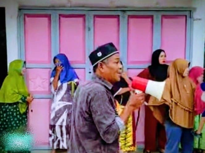 warga_desa_guntung_demo_pengelola_ewarung_diduga_selewengkan_bansos_pkh_dan_bpnt
