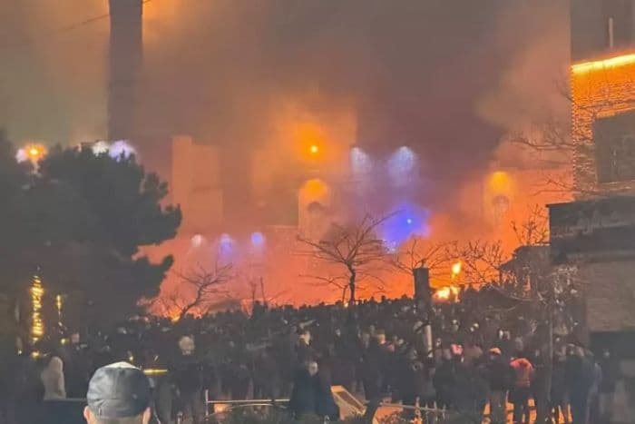 kemarahan_protes_iran_meledak_masjid_dibakar_internet_putus_dan_tuntutan_rezim_digulingkan