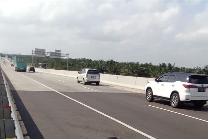konvoi_10_truk_logistik_tni_melintas_di_tol_tebing_tinggimedan_menuju_aceh