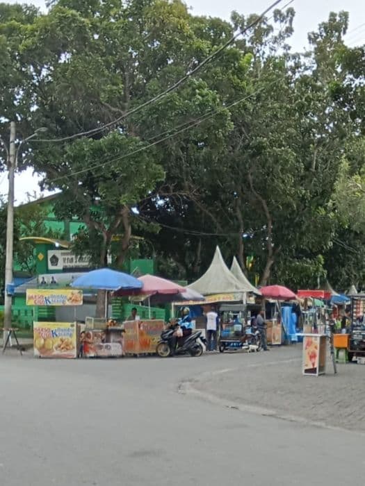 pedagang_makanan_di_sekitar_masjid_agung_deli_serdang_dinilai_semrawut