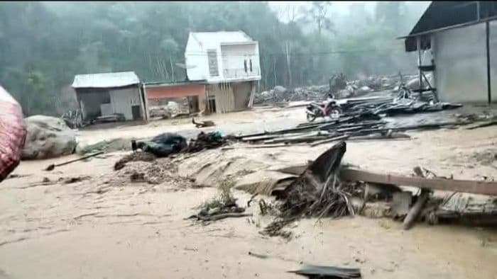 banjir_melanda_kabupaten_tapanuli_tengah_jalan_dan_pemukiman_terendam_hingga_warga_dievakuasi