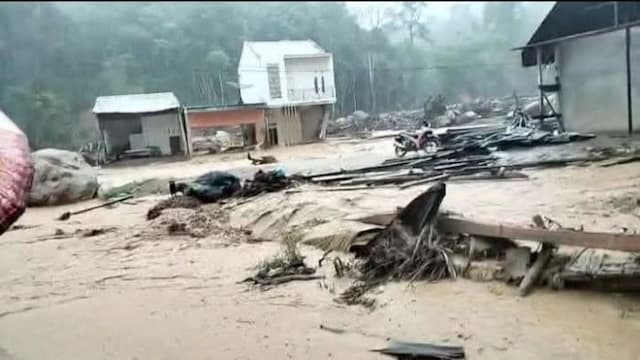 banjir_melanda_kabupaten_tapanuli_tengah_jalan_dan_pemukiman_terendam_hingga_warga_dievakuasi