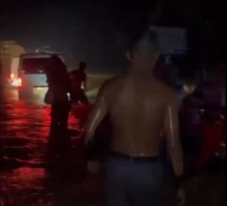 banjir_rendam_9_kelurahan_di_tapanuli_tengah_warga_dievakuasi_ke_gor_pandan