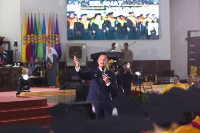 motivasi_wisudawan_unsri_menko_ahy_ajak_bangun_bangsa_dengan_optimisme_realistis