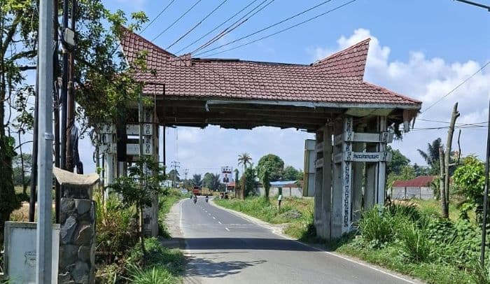 pemkab_simalungun_bongkar_gapura_perbatasan_lebarkan_jalan_siantarsaribudolok_68_meter