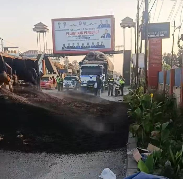 truk_muatan_cangkang_terguling_di_jalinsum_tanjung_morawa
