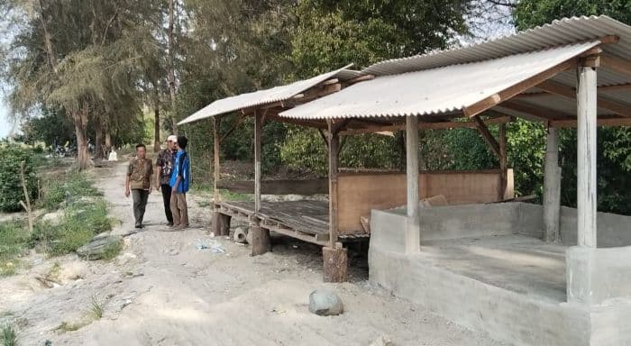 bangunan_pondok_tutup_akses_ke_pantai_lubuk_saban_indah_pemkab_sergai_diminta_turun_tangan
