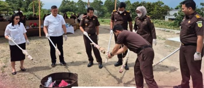 kejari_samosir_musnahkan_barang_bukti_10_perkara_sabu_dan_ganja_ikut_dibakar