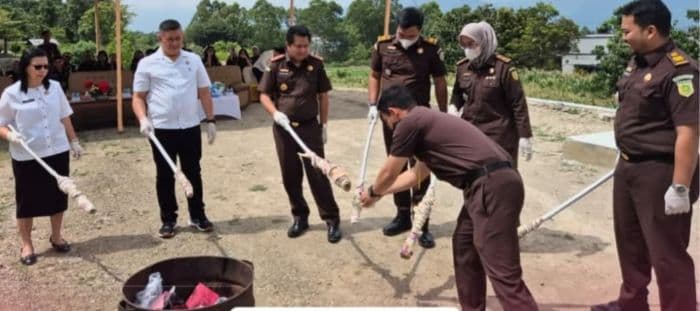 kejari_samosir_musnahkan_barang_bukti_dari_10_perkara_yang_telah_inkracht