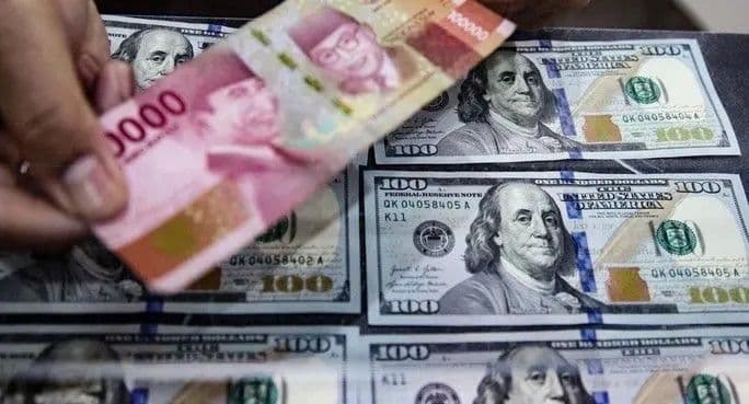 rupiah_nyaris_rp17000dolar_ekonom_sebut_indonesia_belum_resesi