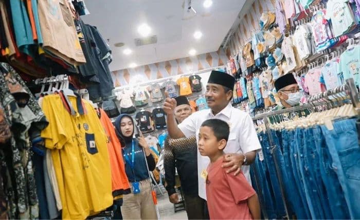 wali_kota_binjai_ajak_anak_yatim_belanja_baju_lebaran_di_binjai_supermall