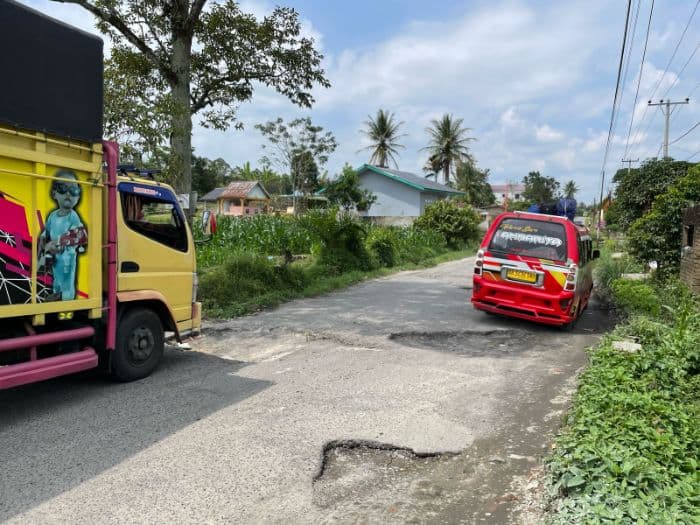 jalan_sidamanik_menuju_danau_toba_rusak_ini_desakan_dprd_simalungun