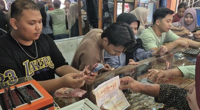 toko_emas_di_binjai_diserbu_pembeli