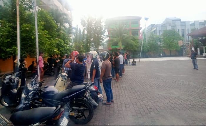 warga_dan_mahasiswa_darma_agung_bentrok_di_jalan_mataram_ini_masalahnya