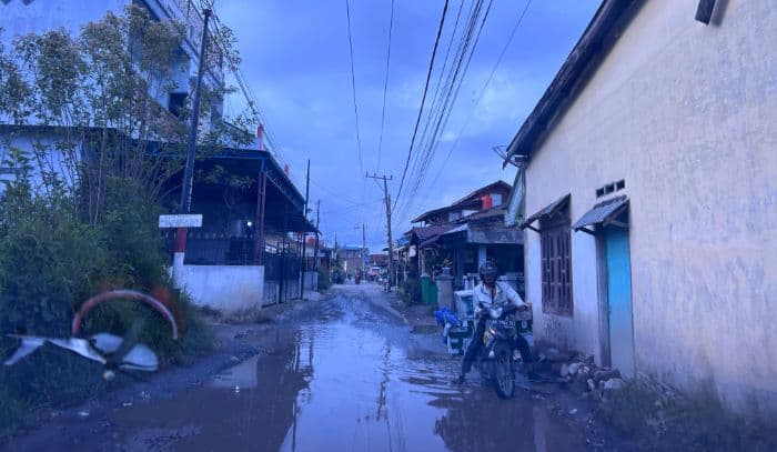 jalan_inti_kabanjahe_rusak_parah_warga_sebut_bak_kubangan_kerbau