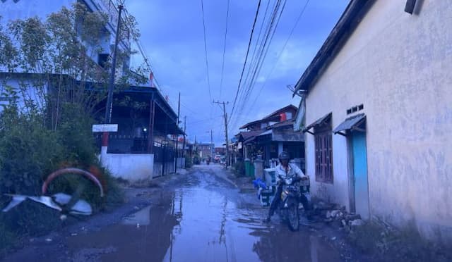 jalan_inti_kabanjahe_rusak_parah_warga_sebut_bak_kubangan_kerbau