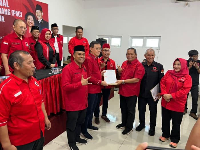 pdip_sumut_serahkan_sk_dpc_medan_hasyim_tak_ada_polemik